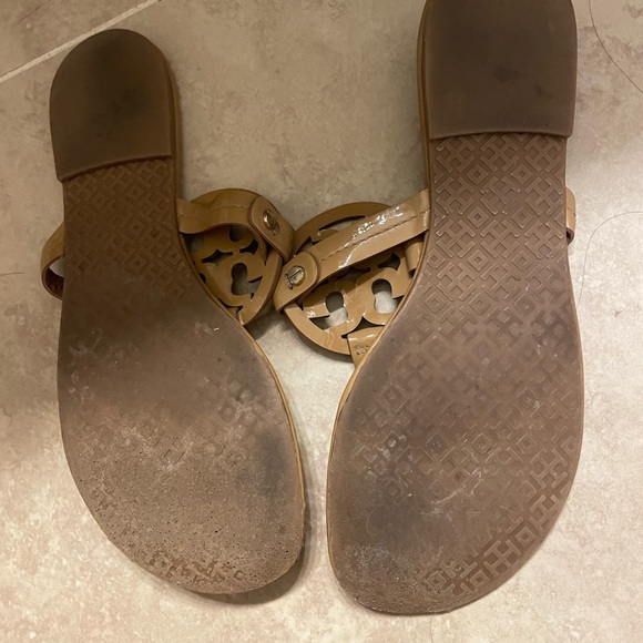 Tory Burch tan patent Miller sandals 8.5 - Picture 2 of 3